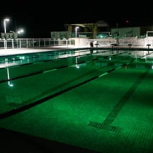 Iluminação tradicional de piscinas