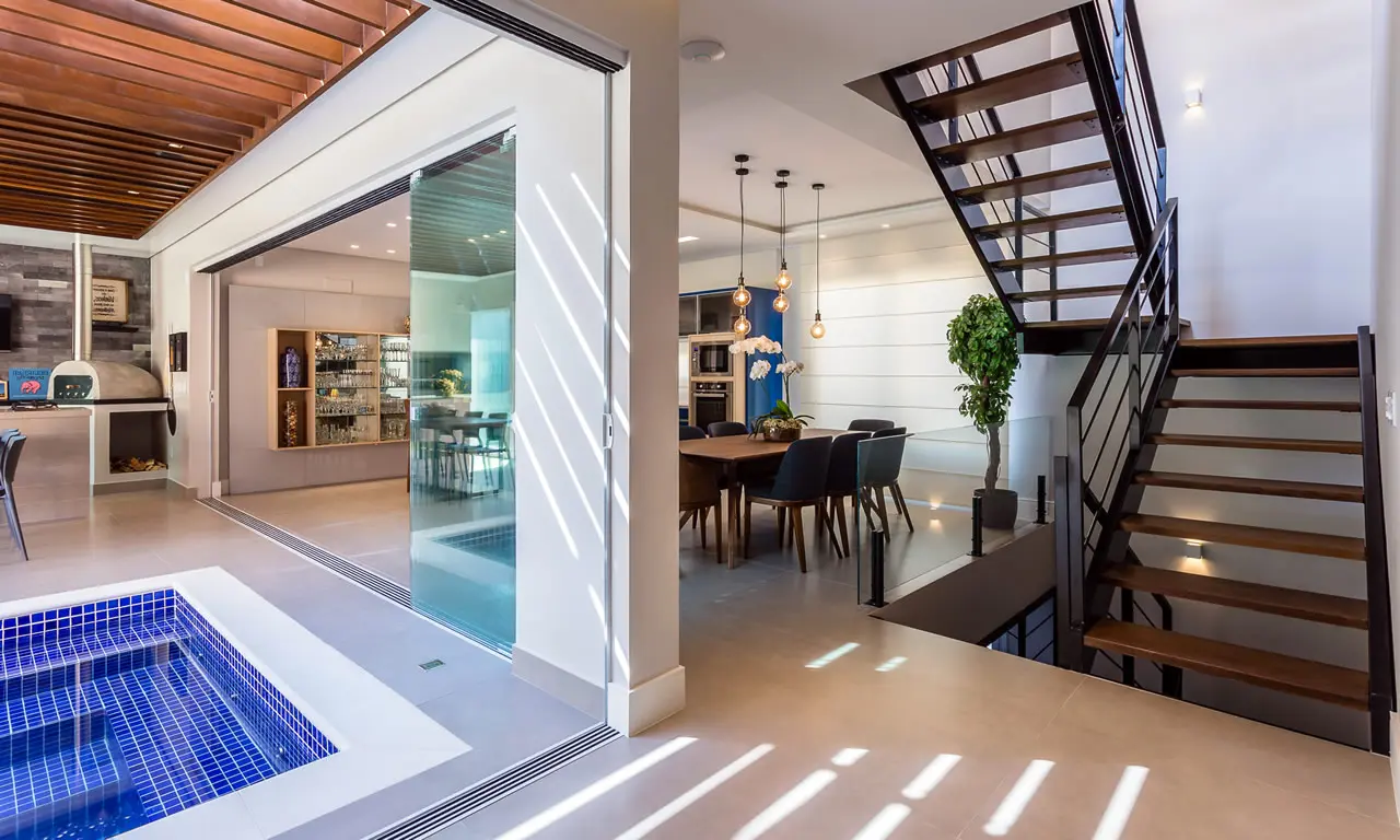 Piscina dentro de casa