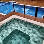 Diferenças entre piscinas de fibra, vinil, alvenaria e concreto armado