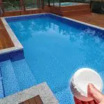 Pastilha de cloro na piscina de vinil