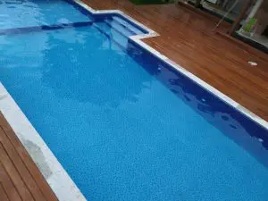 Tablete de cloro na piscina de vinil