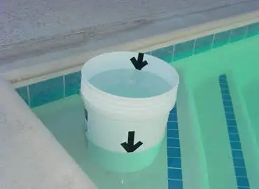 Teste do balde para identificar vazamento na piscina