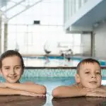 Limpeza da borda da piscina