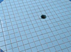 Ralo de fundo da piscina: riscos e soluções
