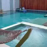 Piscina de alvenaria de canto