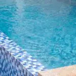 Piscina de alvenaria com borda infinita